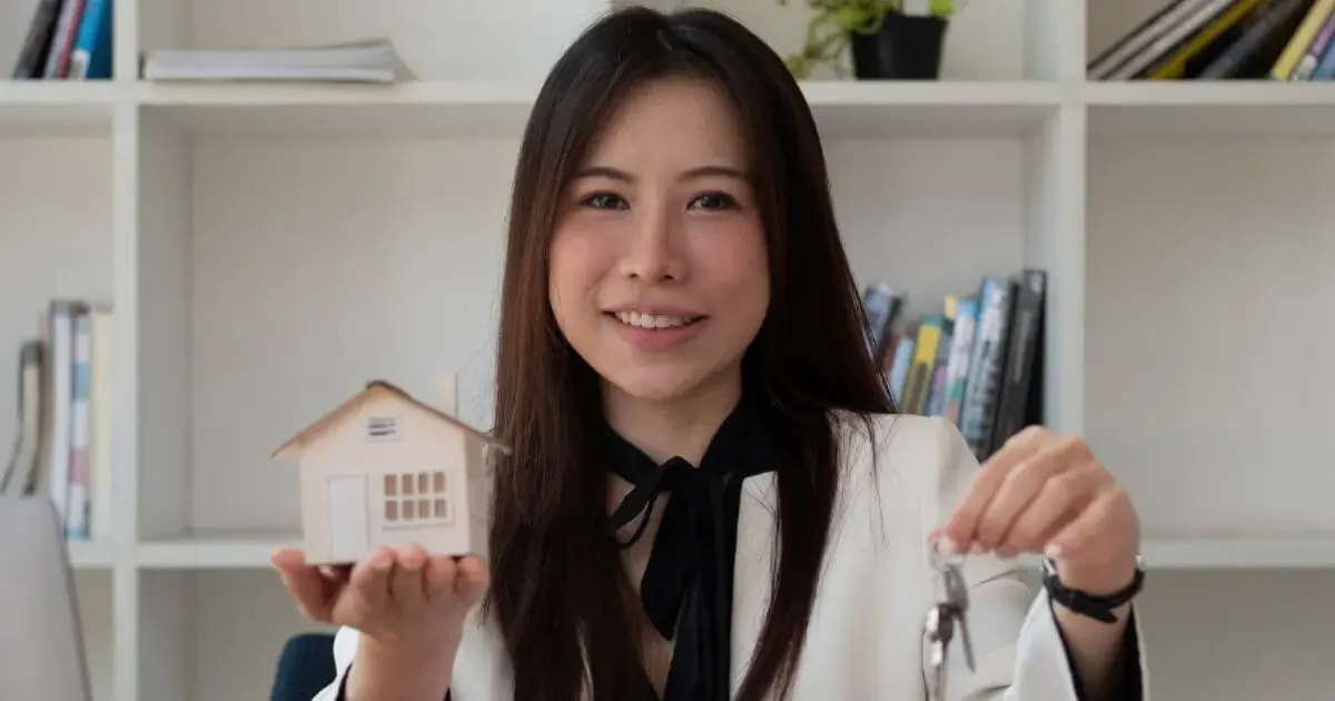 Female-real-estate-consultant